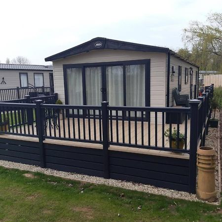 Captivating Bluebell Lodge 2-Bed Cotswolds Caravan Cirencester Luaran gambar