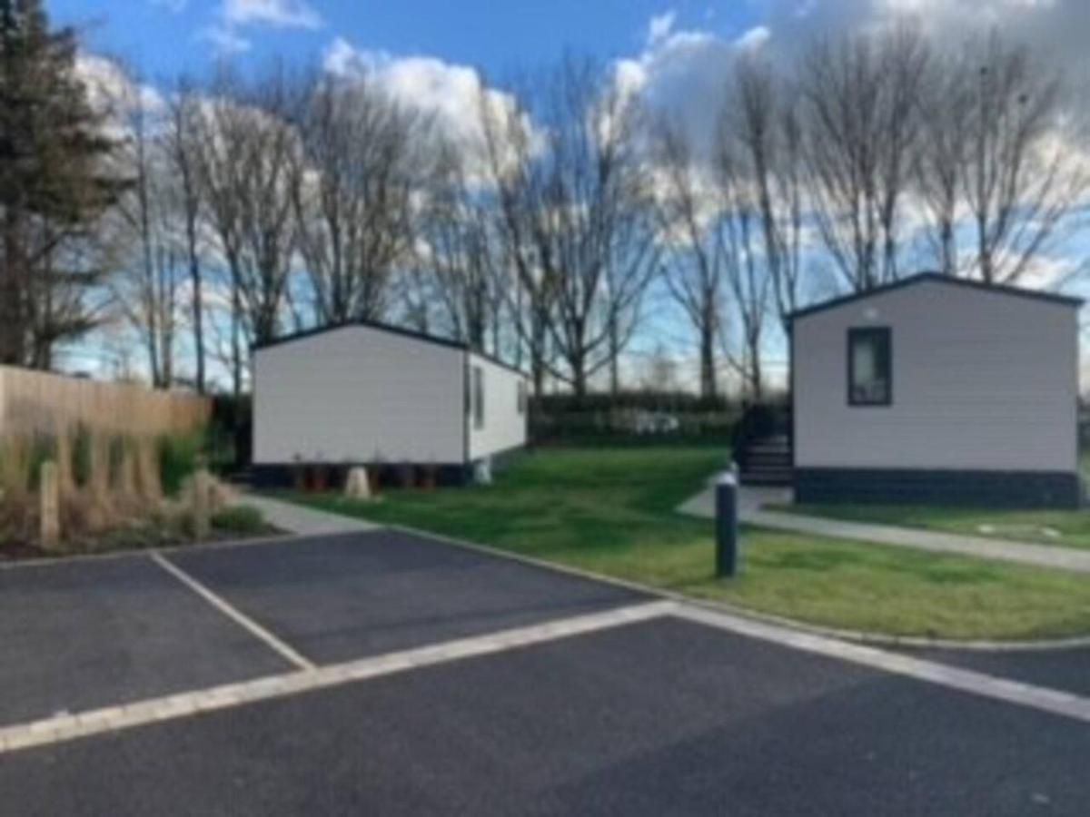 Captivating Bluebell Lodge 2-Bed Cotswolds Caravan Cirencester Luaran gambar