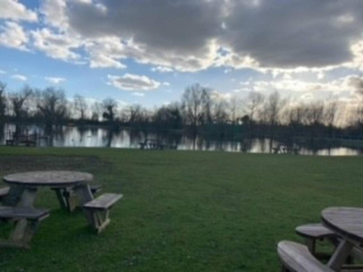 Captivating Bluebell Lodge 2-Bed Cotswolds Caravan Cirencester Luaran gambar