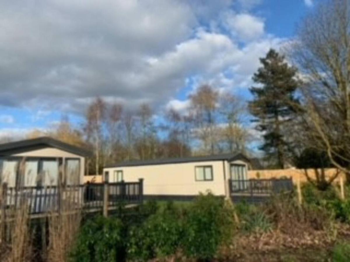 Captivating Bluebell Lodge 2-Bed Cotswolds Caravan Cirencester Luaran gambar