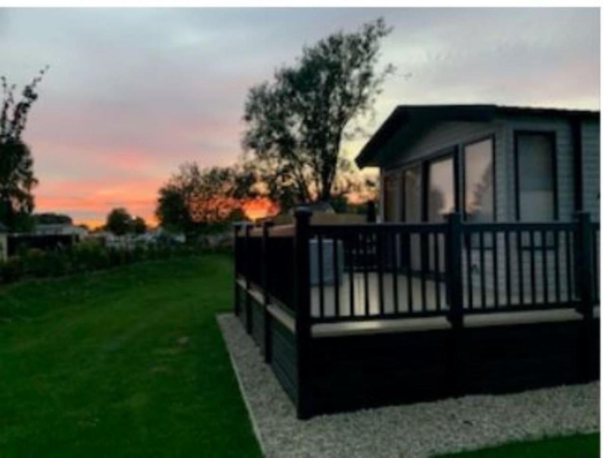 Captivating Bluebell Lodge 2-Bed Cotswolds Caravan Cirencester Luaran gambar