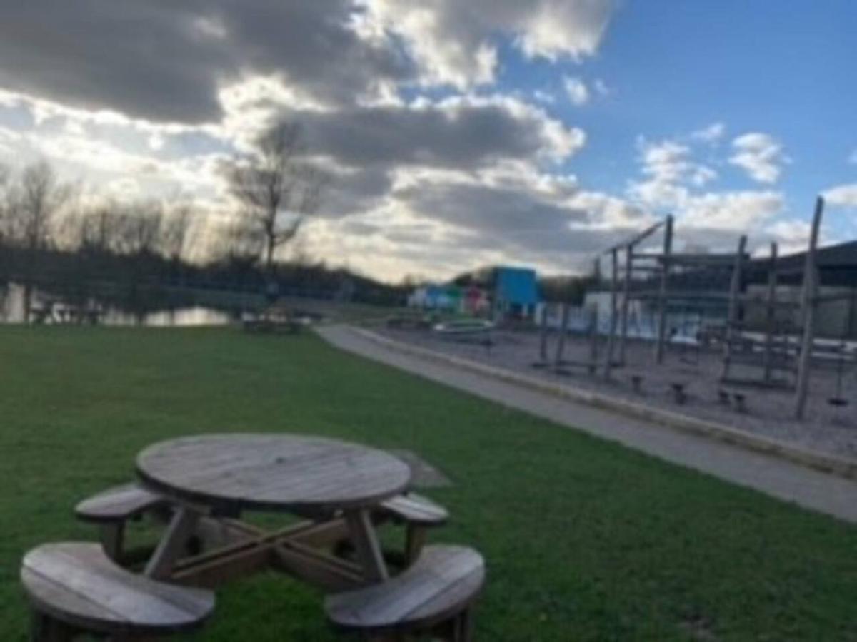Captivating Bluebell Lodge 2-Bed Cotswolds Caravan Cirencester Luaran gambar