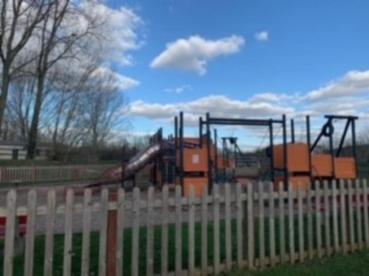 Captivating Bluebell Lodge 2-Bed Cotswolds Caravan Cirencester Luaran gambar