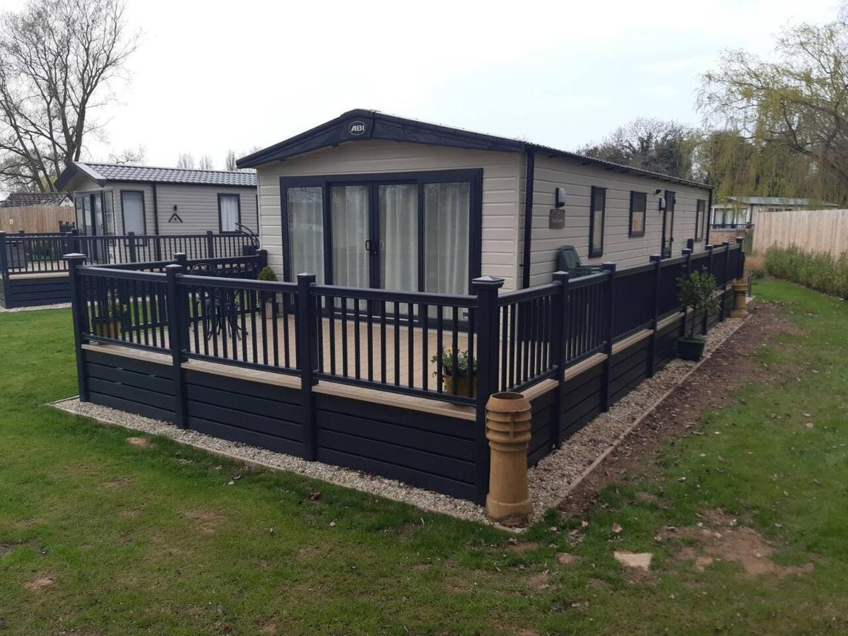 Captivating Bluebell Lodge 2-Bed Cotswolds Caravan Cirencester Luaran gambar