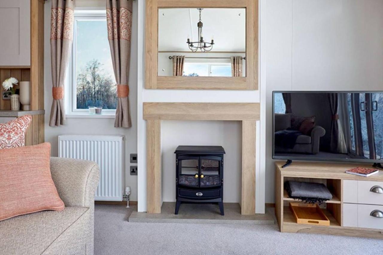 Captivating Bluebell Lodge 2-Bed Cotswolds Caravan Cirencester Luaran gambar