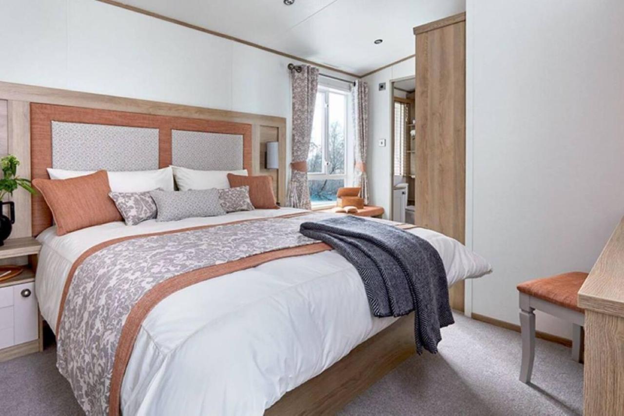 Captivating Bluebell Lodge 2-Bed Cotswolds Caravan Cirencester Luaran gambar