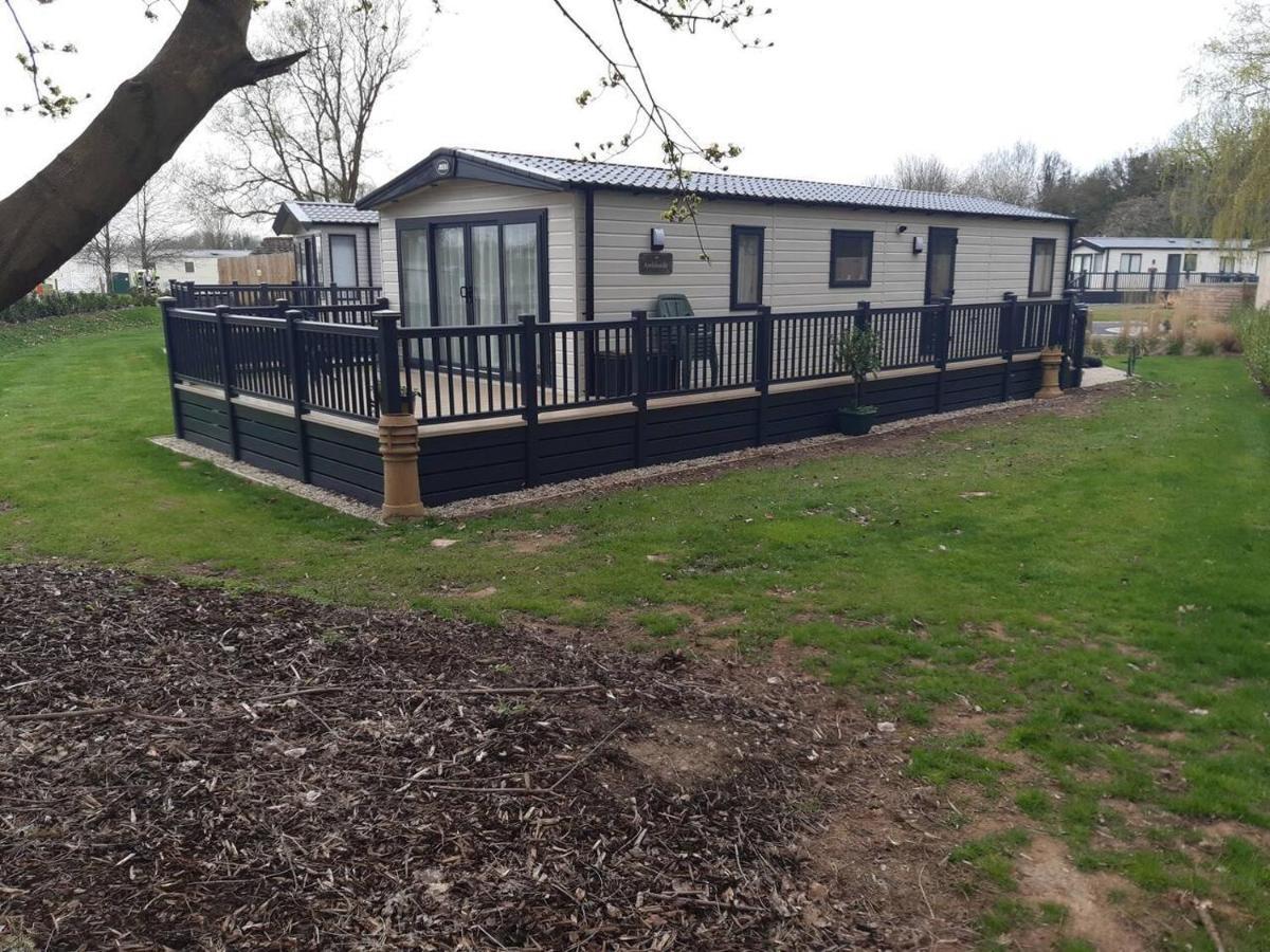 Captivating Bluebell Lodge 2-Bed Cotswolds Caravan Cirencester Luaran gambar