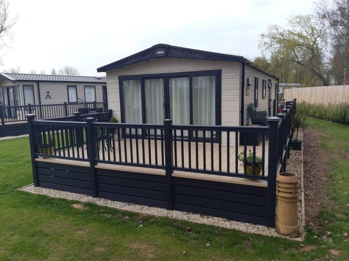Captivating Bluebell Lodge 2-Bed Cotswolds Caravan Cirencester Luaran gambar